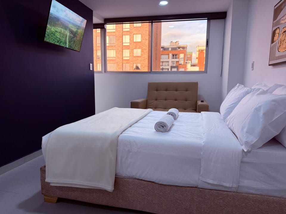 Bed, TV and multimedia, Bedroom