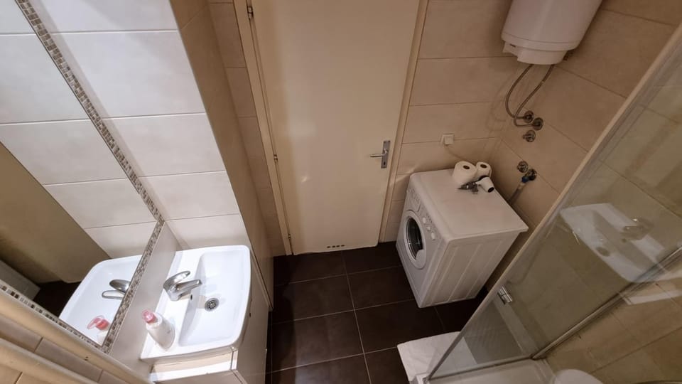 Bathroom, washing machine