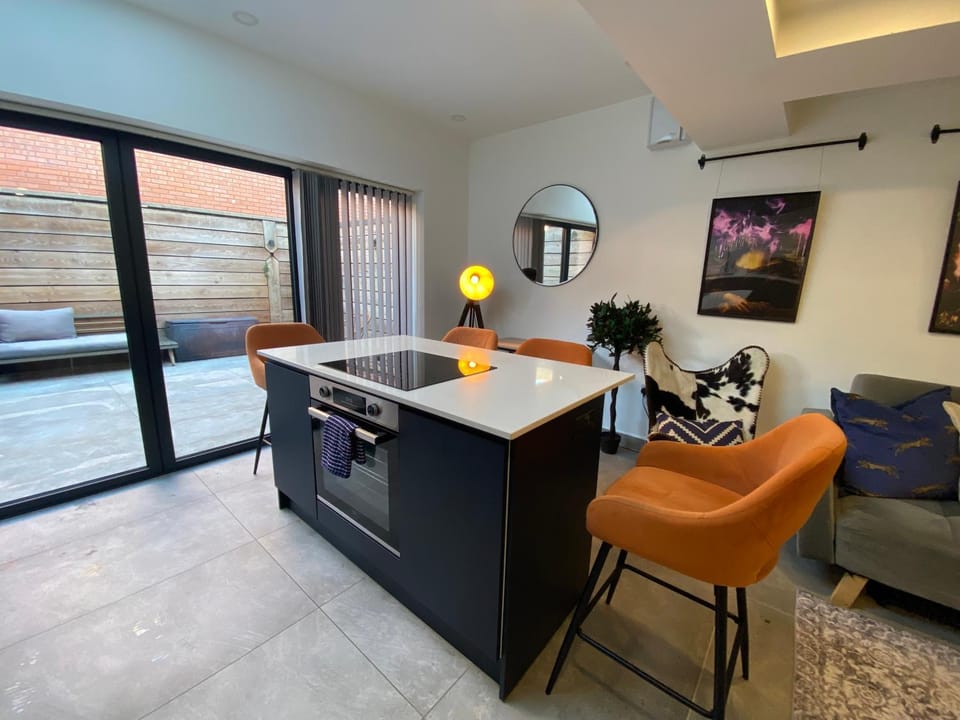 White Walnut 2 Bed Duplex Apartment with garden Apartment in Cardiff