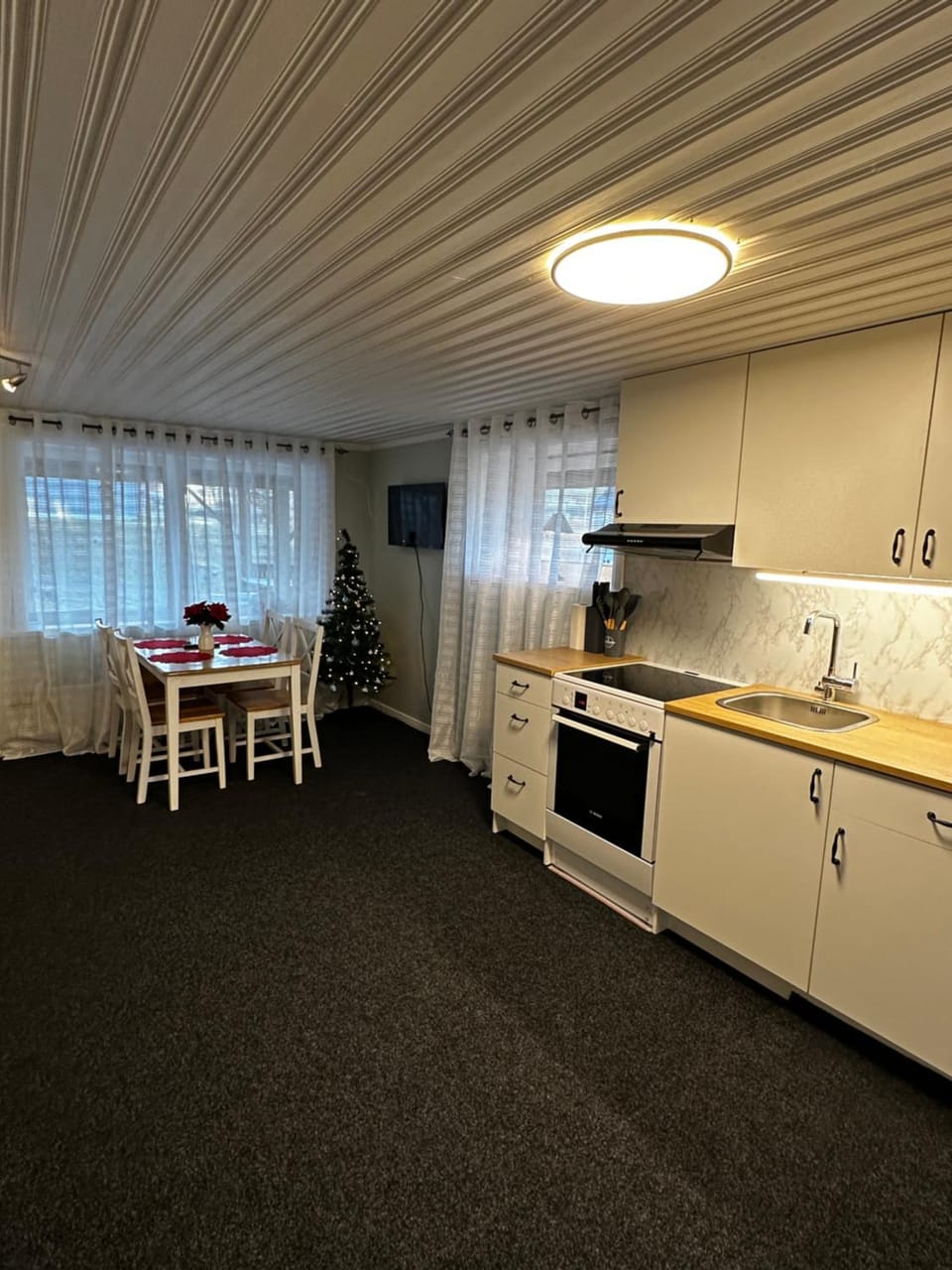 Dining area, kitchen