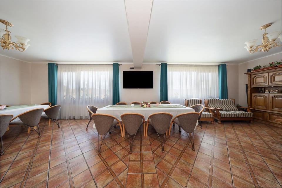 Communal lounge/ TV room