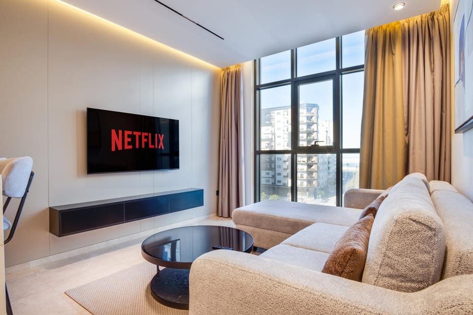TV and multimedia, Living room, Seating area, Evening entertainment