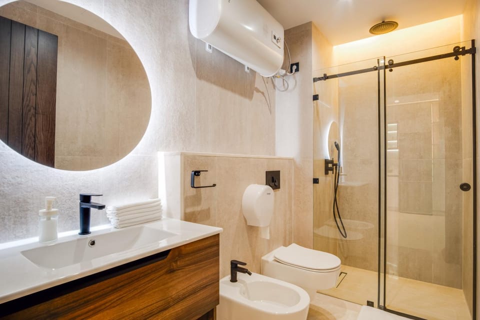 Shower, Toilet, Bathroom, bidet, towels