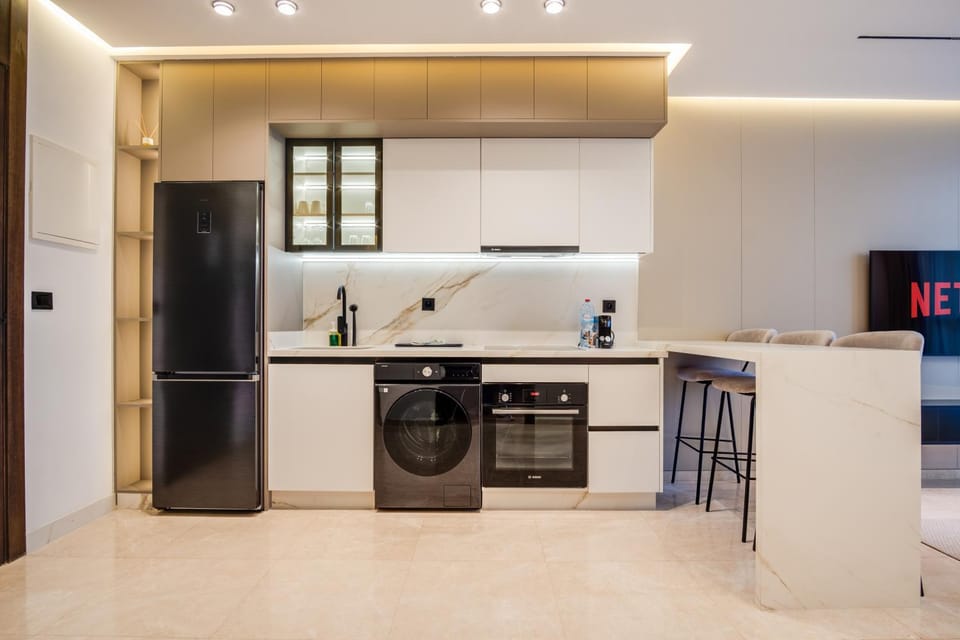 Kitchen or kitchenette, Dining area, minibar, oven, stove