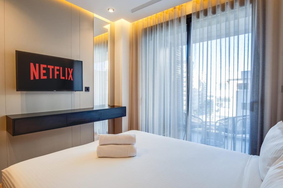 Bed, TV and multimedia, Photo of the whole room, Bedroom, towels