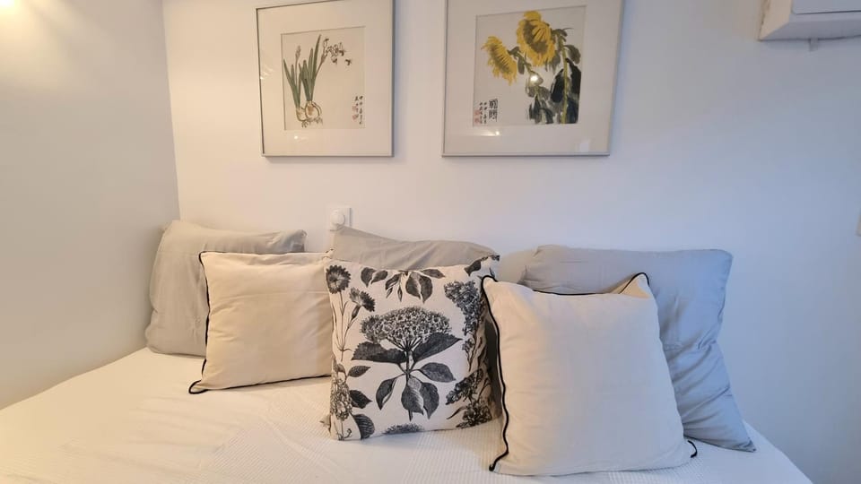 Bed, Living room, Photo of the whole room, Decorative detail, Seating area, Bedroom