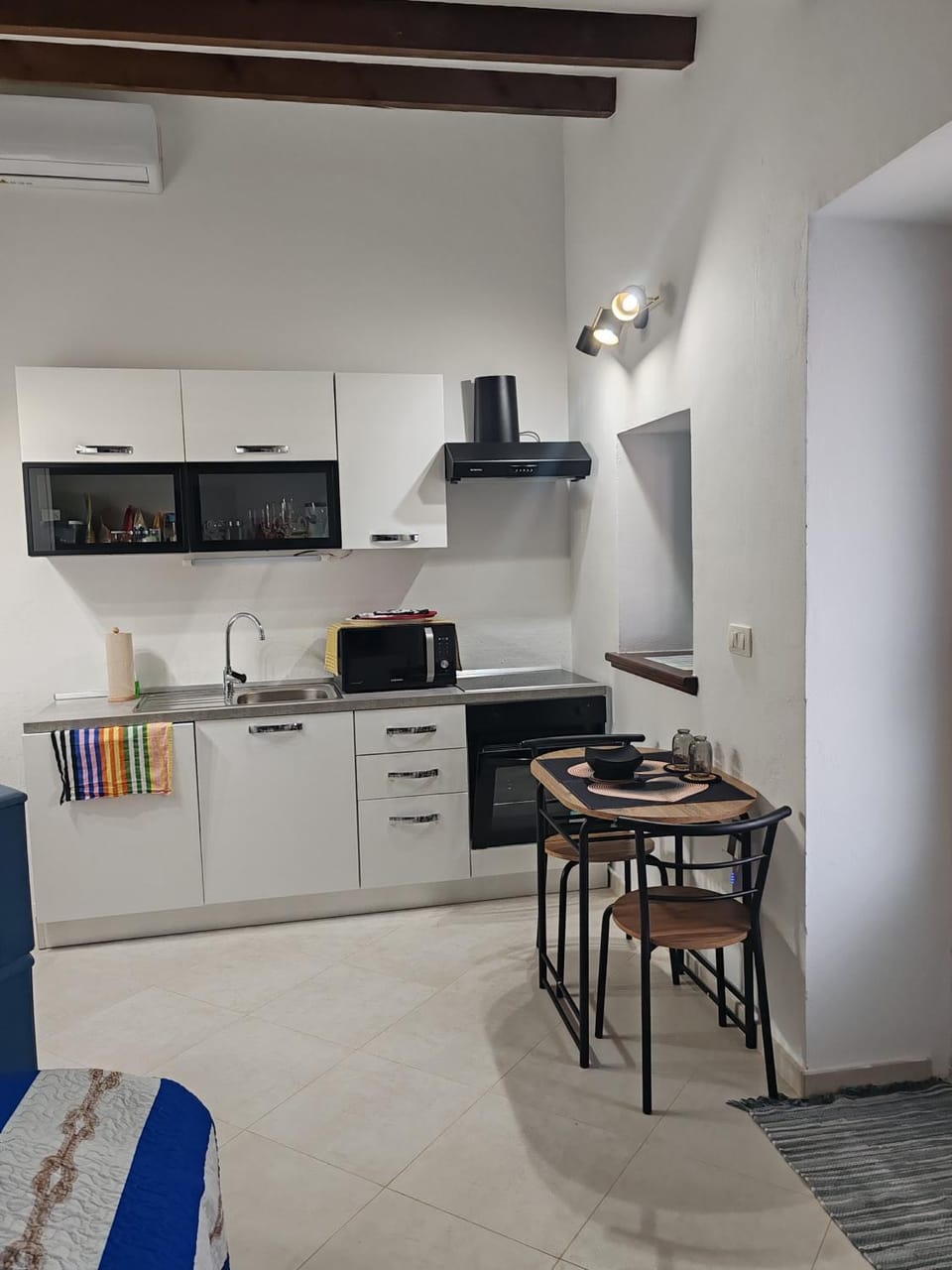 Kitchen or kitchenette, Dining area, oven, stove