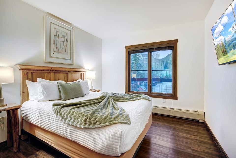 Center of all, Village View, Steps from Gondola! Apartment in Keystone