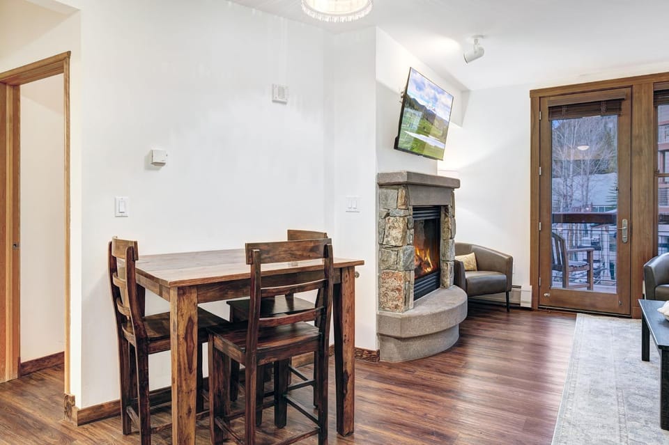 Center of all, Village View, Steps from Gondola! Apartment in Keystone