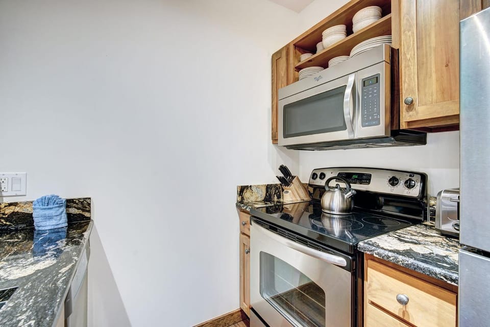Center of all, Village View, Steps from Gondola! Apartment in Keystone