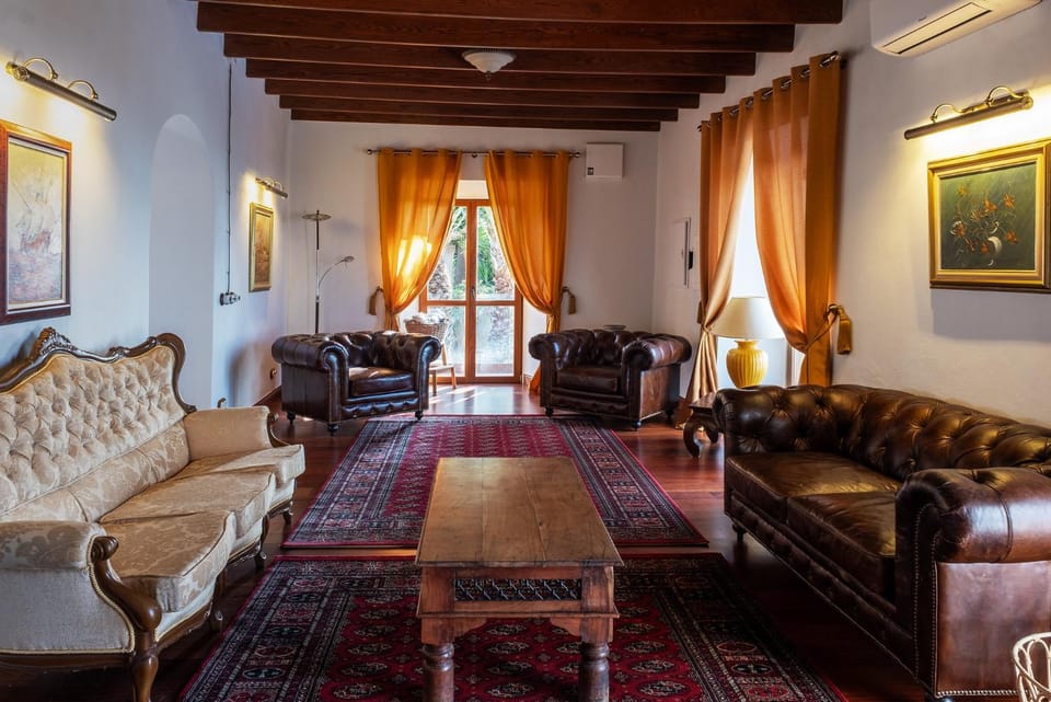 Living room, Seating area