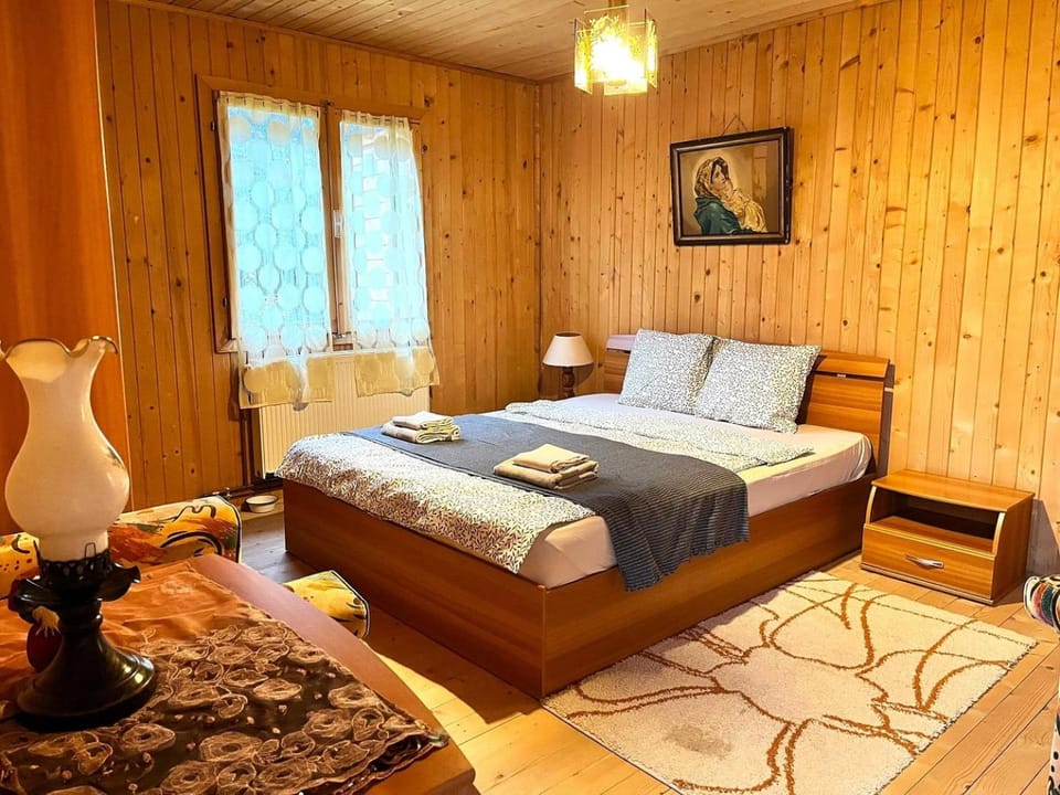 Bed, Photo of the whole room, Decorative detail, Seating area, Bedroom, towels
