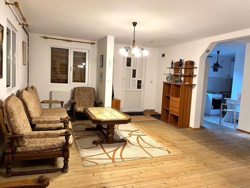 Living room, Seating area, Dining area, internet, kitchen