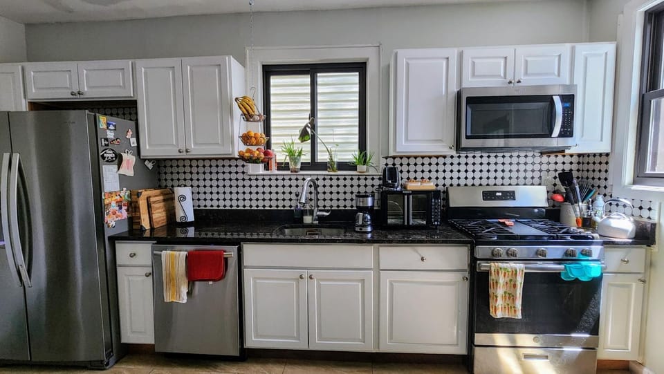 Coffee/tea facilities, Kitchen or kitchenette, Kitchen or kitchenette, dishwasher, oven, stove, toaster