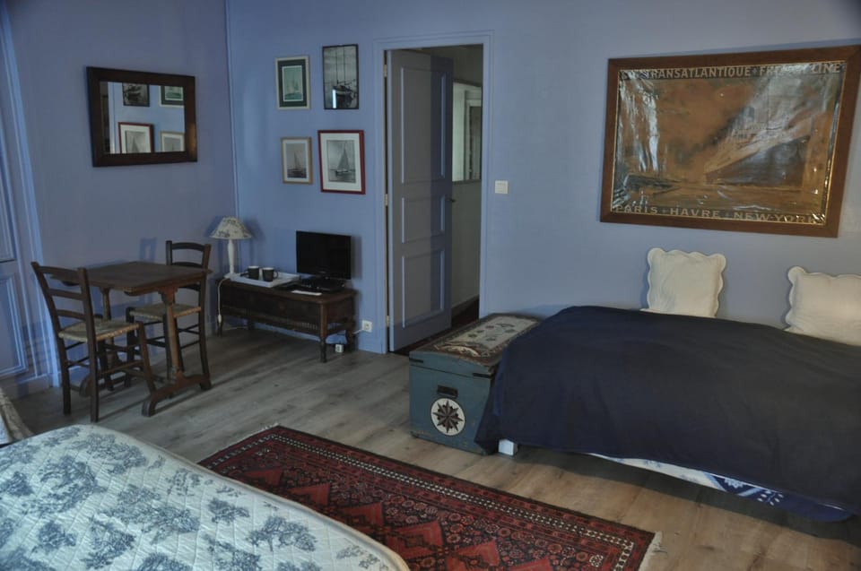 Seating area, Dining area, Bedroom