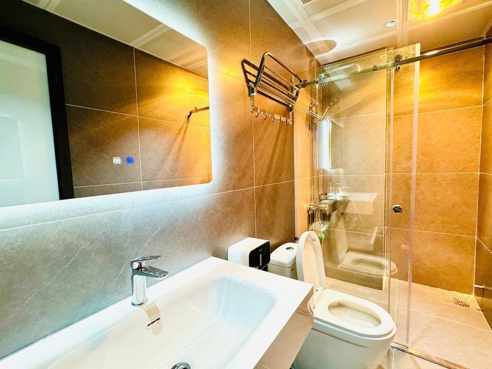 Shower, Toilet, Bathroom, bidet, towels