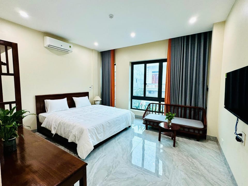 Bed, TV and multimedia, Photo of the whole room, Seating area, Bedroom, air conditioner