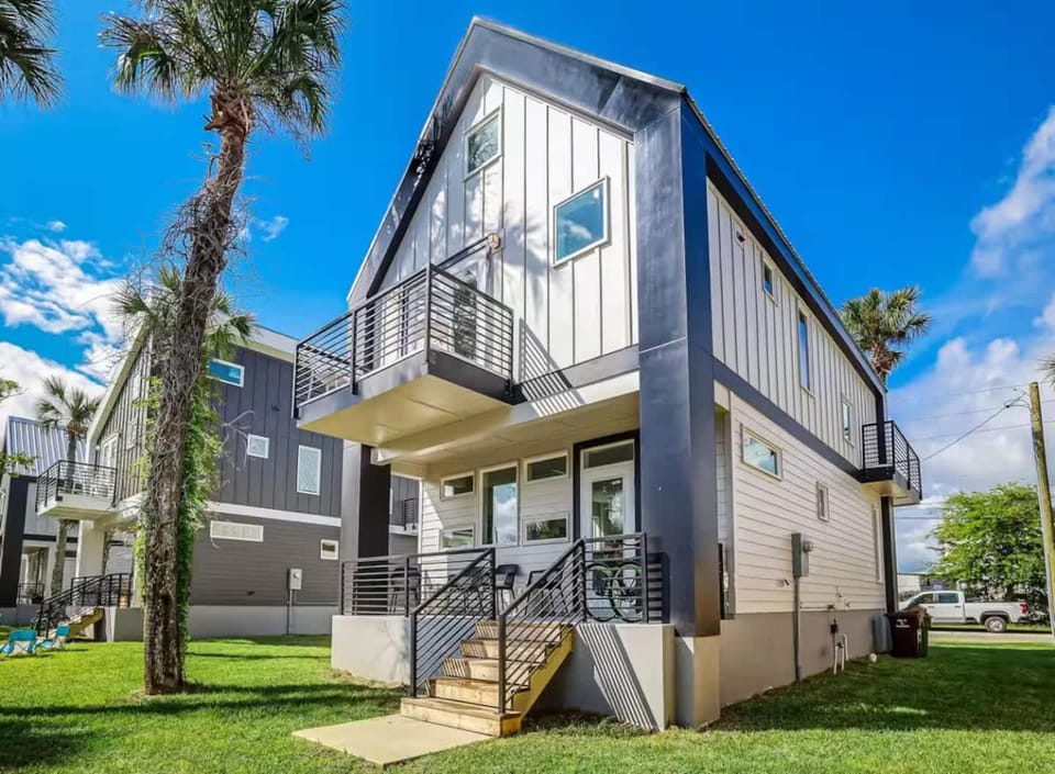 Stylish Lincolnville Home Minutes from Downtown & Beaches Pet Friendly Fenced Back Yard House in Saint Augustine