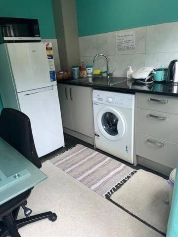 Sleepout with separate pantry and own bathroom Vacation rental in Auckland
