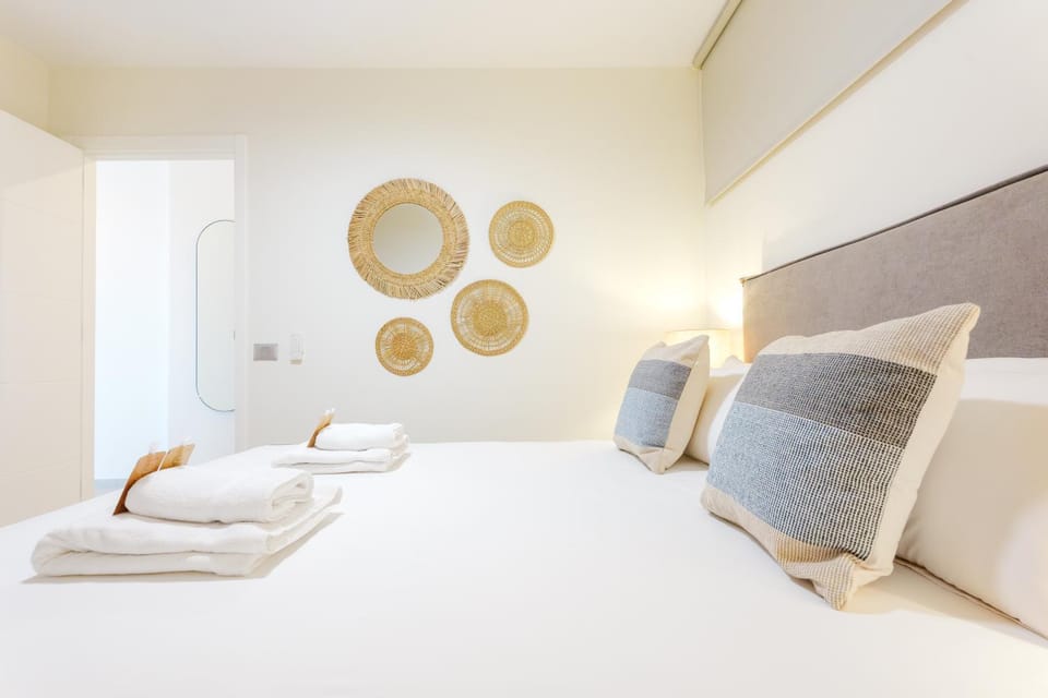 Bed, Bedroom, towels