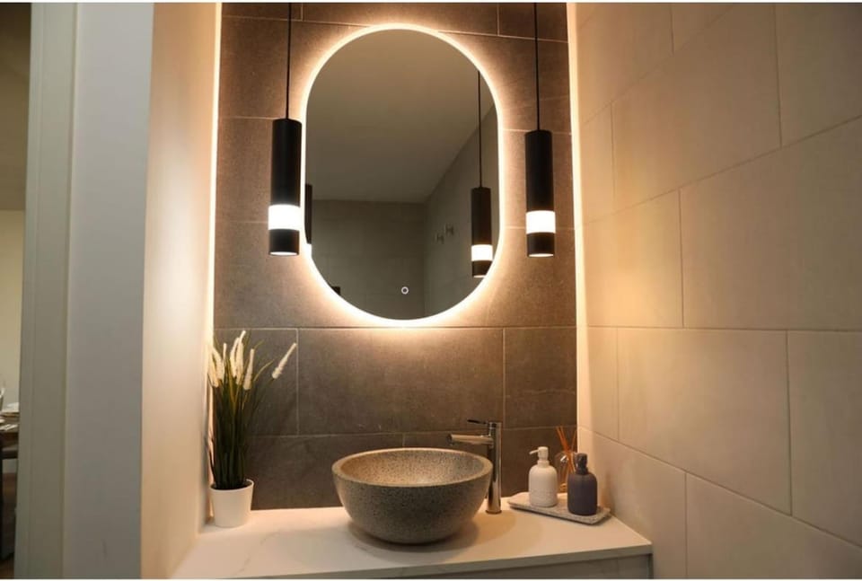 Stylish 2BR 2BA Apartment Walk To Town & Station Free Parking Apartment in Colchester