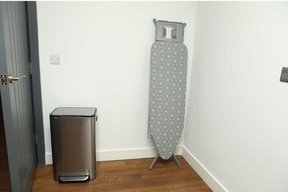 Stylish 2BR 2BA Apartment Walk To Town & Station Free Parking Apartment in Colchester