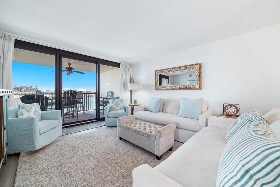 View (from property/room), Balcony/Terrace, Living room, Seating area