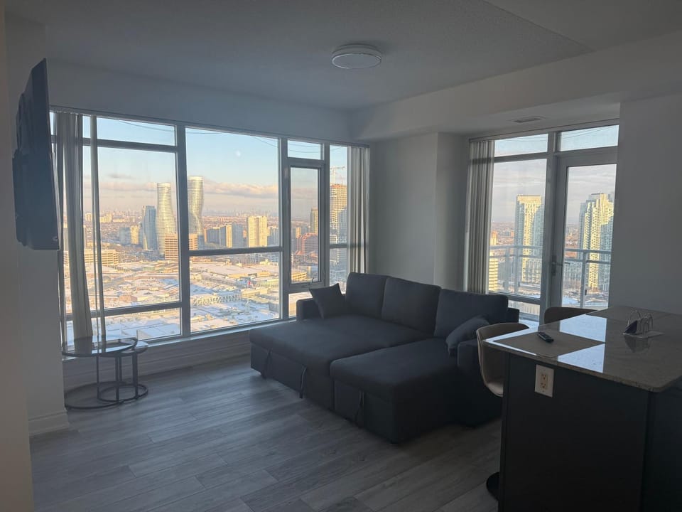 The greatest views in the heart of Mississauga Apartment in Mississauga