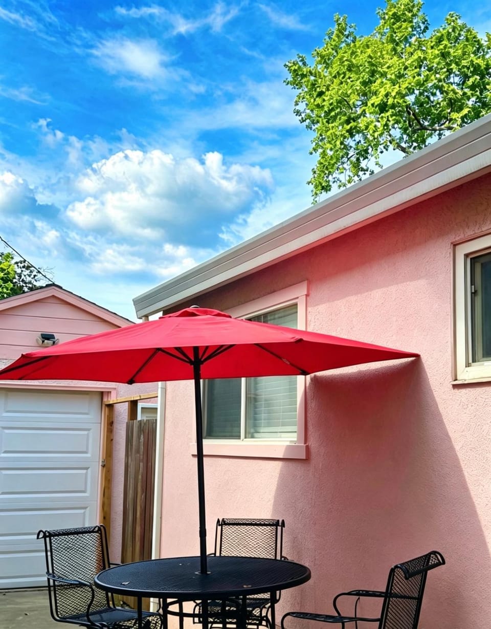 Downtown 2 Bedrooms Full Kitchen & Easy Parking House in Sacramento