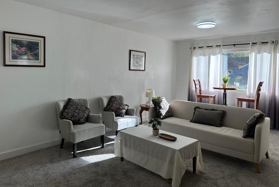 Downtown 2 Bedrooms Full Kitchen & Easy Parking House in Sacramento