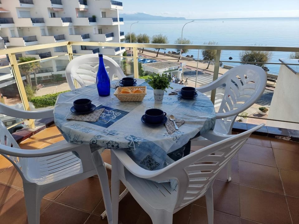 Apartamento cómodo con terraza a 200 m de la playa - HISP-236-176 Apartment in L'Escala