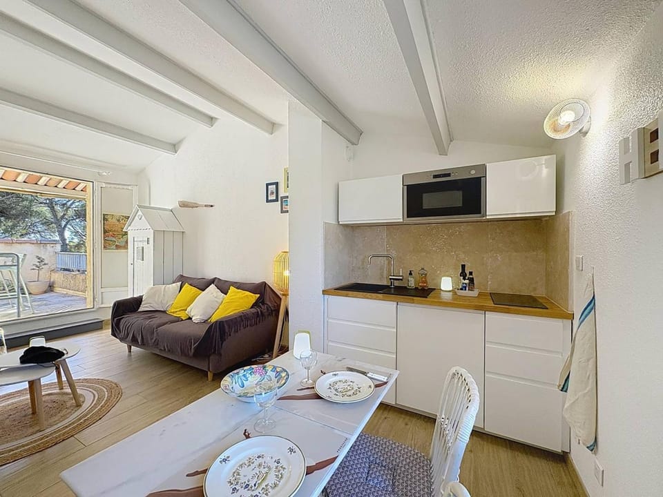 Charmant T2 duplex avec clim' et parking privé, proche plage - FR-1-770-69 Apartment in La Cadière-d'Azur