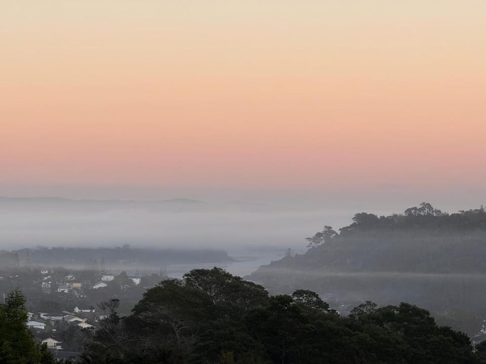 Luxury-Stunning views-Modern Private Kitchen and Bath Bed and Breakfast in Auckland