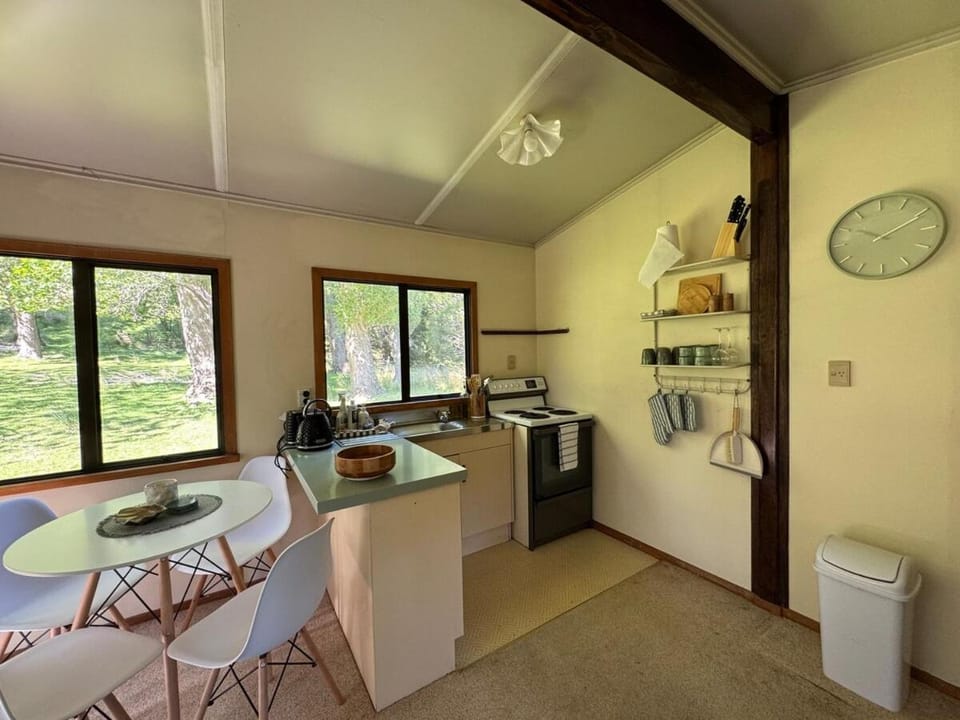 Deerview Cabin in Coastal Mataikona Cabin in Wellington Region