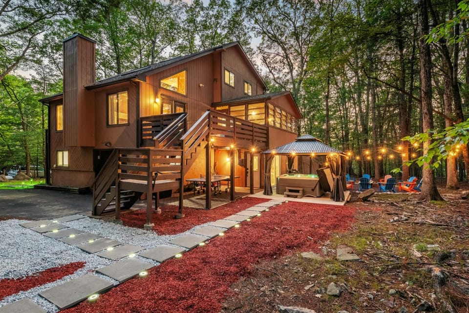 5BR Natural Retreat wGameroomMovie TheaterHot TubSauna Villa in Stroud Township