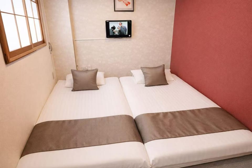 Bed, TV and multimedia, Photo of the whole room, Bedroom