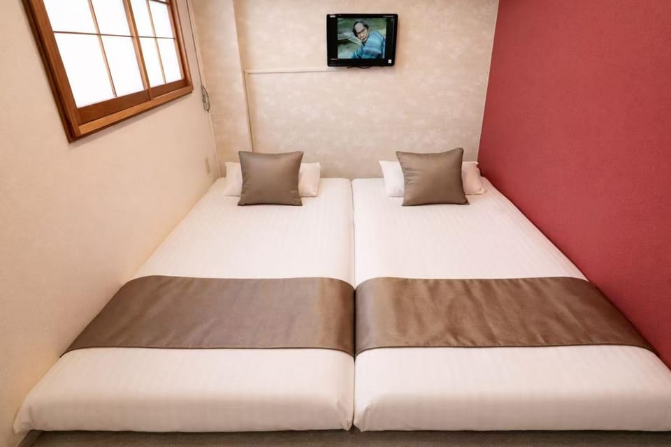 Bed, TV and multimedia, Photo of the whole room, Bedroom