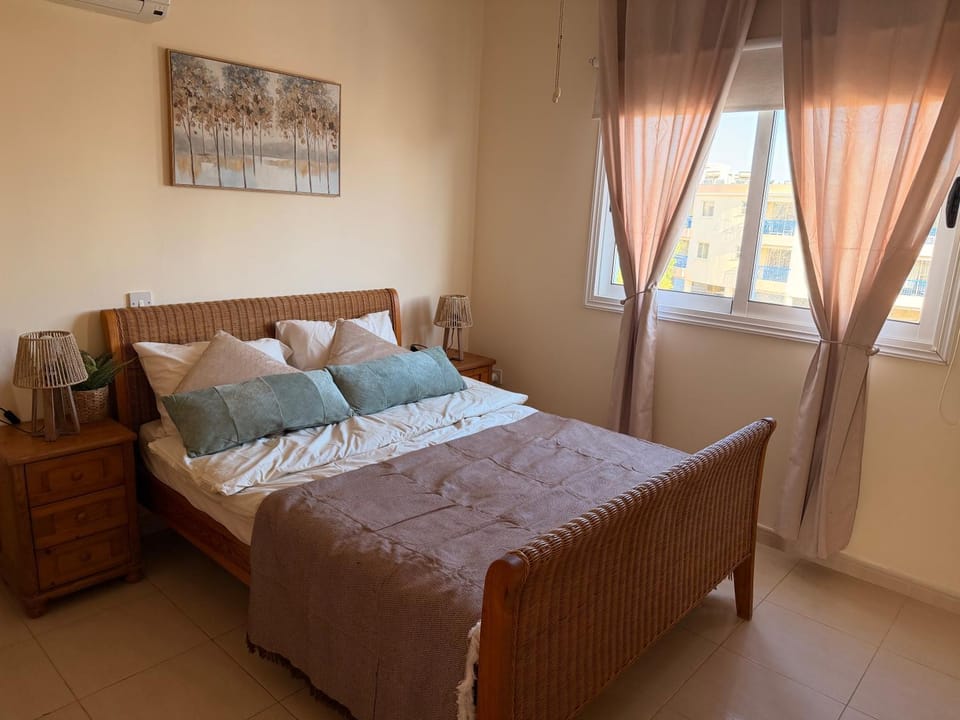 Bed, View (from property/room), Bedroom, City view