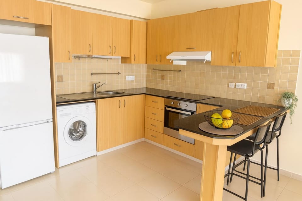 Coffee/tea facilities, Kitchen or kitchenette, Dining area, microwave, oven, stove, toaster, washing machine, kitchen
