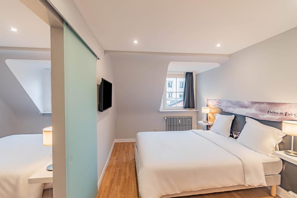 Bed, TV and multimedia, Bedroom