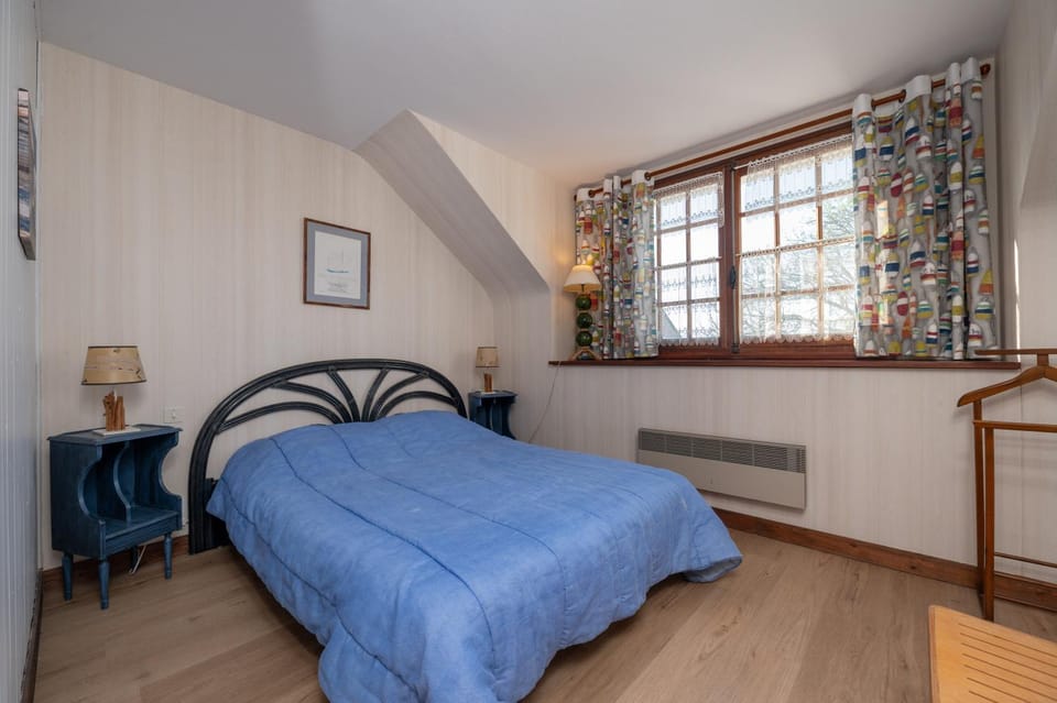 Property building, Living room, Bedroom