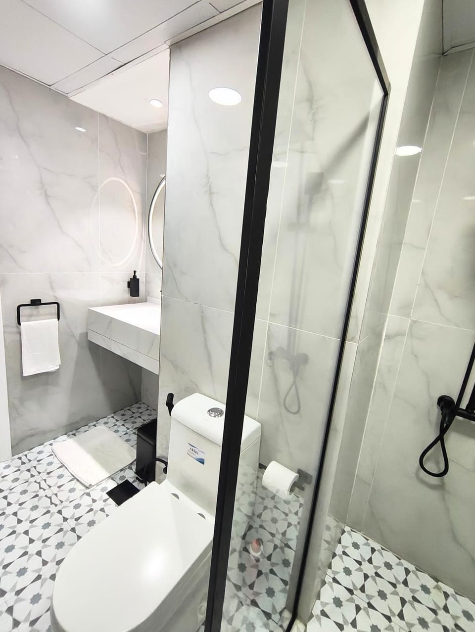 Stylish JLT Apartment - Marina Skyline View - Next to Metro - Walk to Beach Apartment in Dubai
