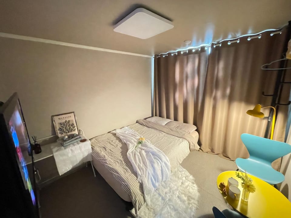 Bed, TV and multimedia, Photo of the whole room, Bedroom, towels