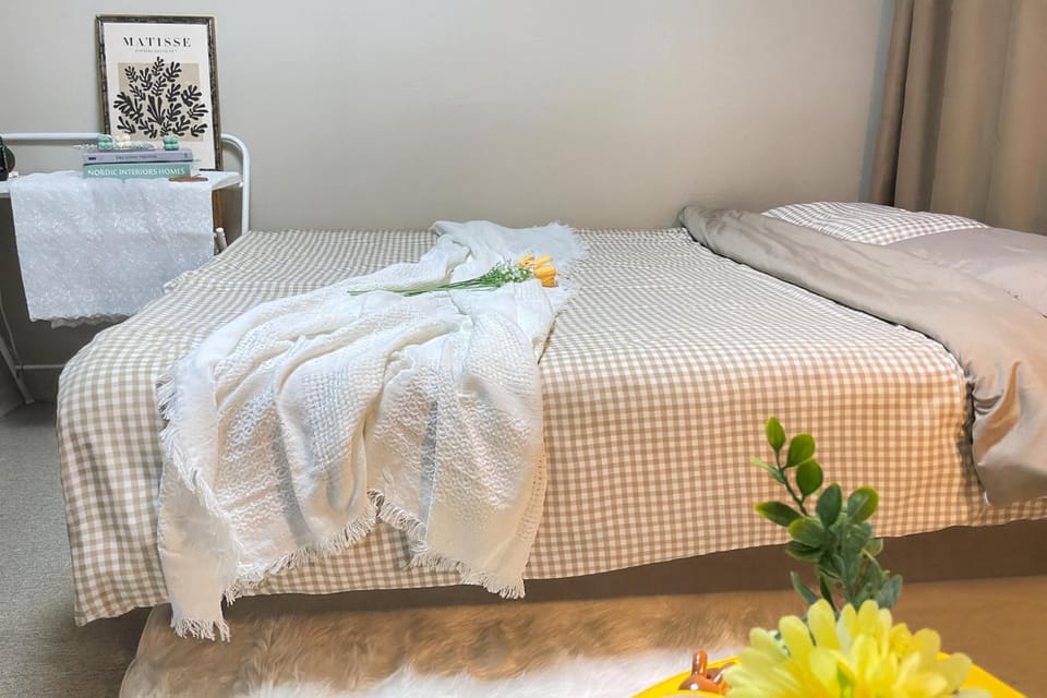 Bed, Photo of the whole room, Bedroom, towels