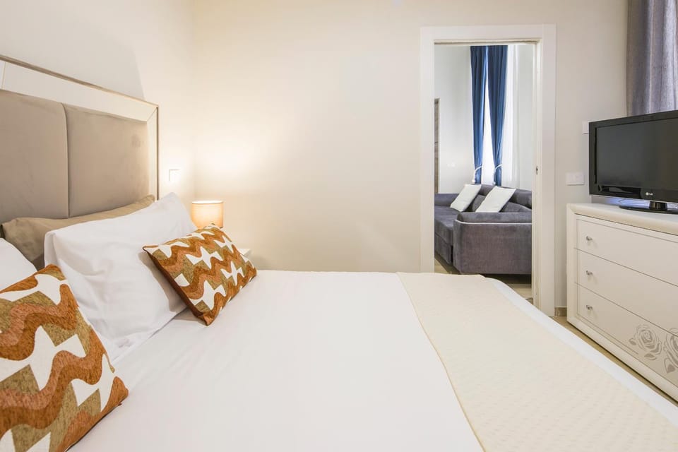 Bed, TV and multimedia, Photo of the whole room, Bedroom