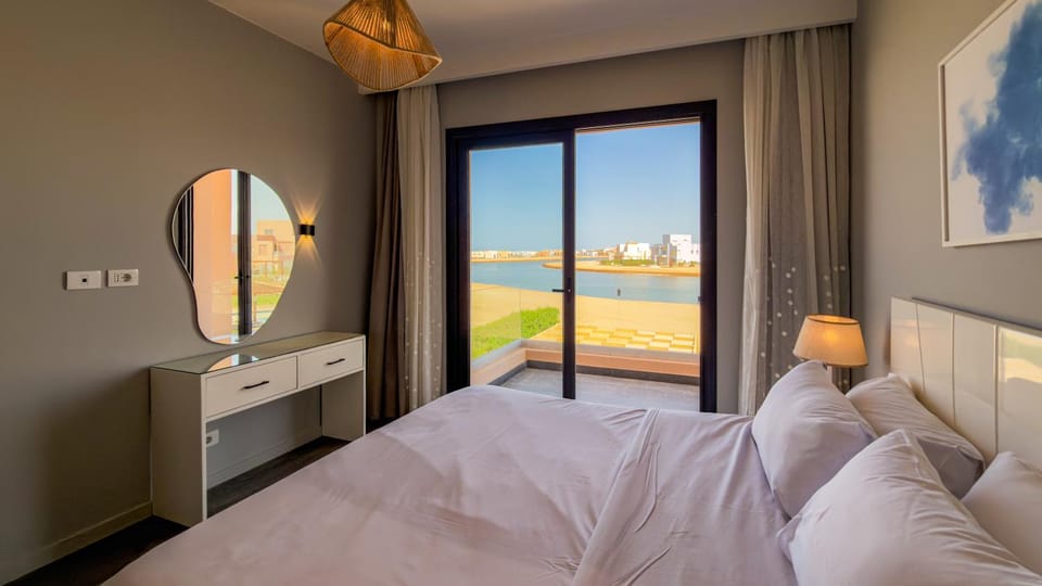 Bed, Natural landscape, Photo of the whole room, Bedroom, Lake view