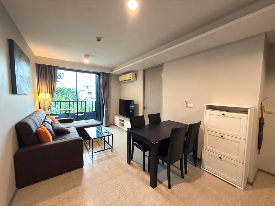 TV and multimedia, Living room, Photo of the whole room, Seating area, Dining area