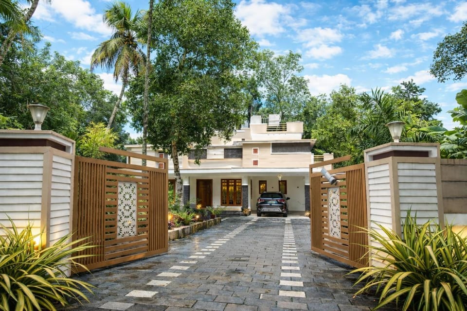 PATHIRAMANAL Service Villas Villa in Kerala