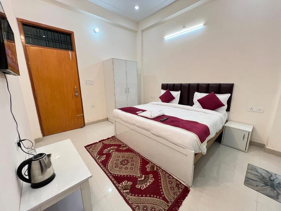 Bed, Living room, Bedroom