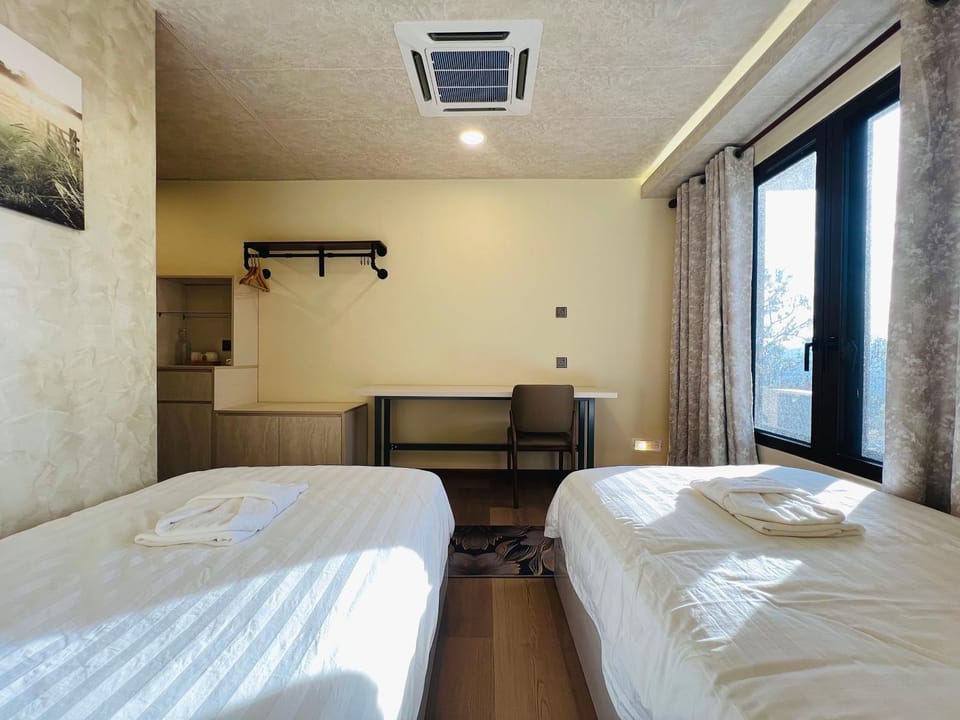 Bed, Photo of the whole room, Bedroom, air conditioner
